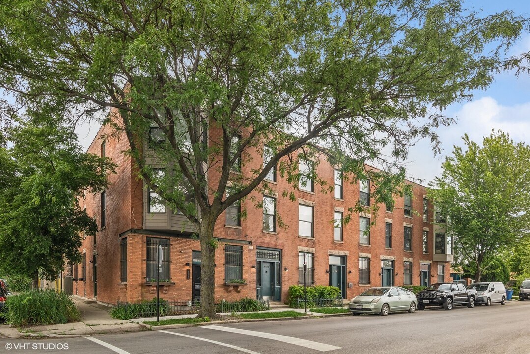 2156 W Hubbard St in Chicago, IL - Building Photo