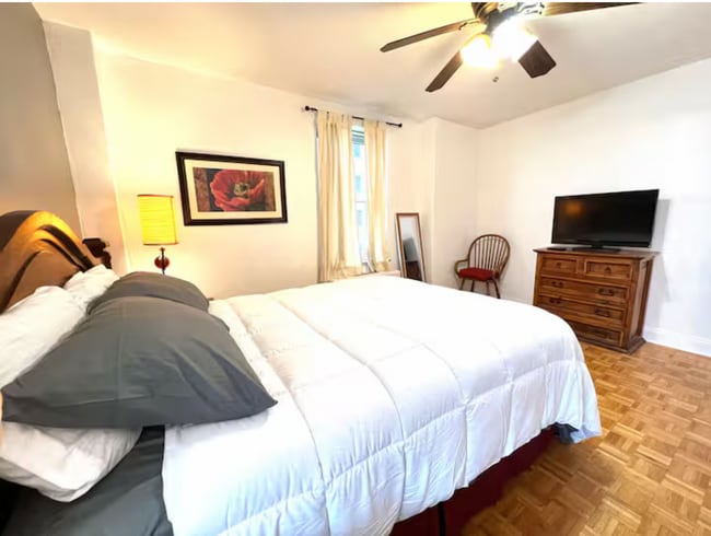 300 Peachtree St NE in Atlanta, GA - Foto de edificio - Building Photo