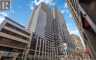 25 Carlton St. in Toronto, ON - Building Photo