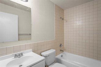 4932 Hi Vista Cir in Tampa, FL - Building Photo - Building Photo