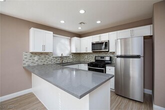 5058 S Rainbow Blvd in Las Vegas, NV - Building Photo - Building Photo