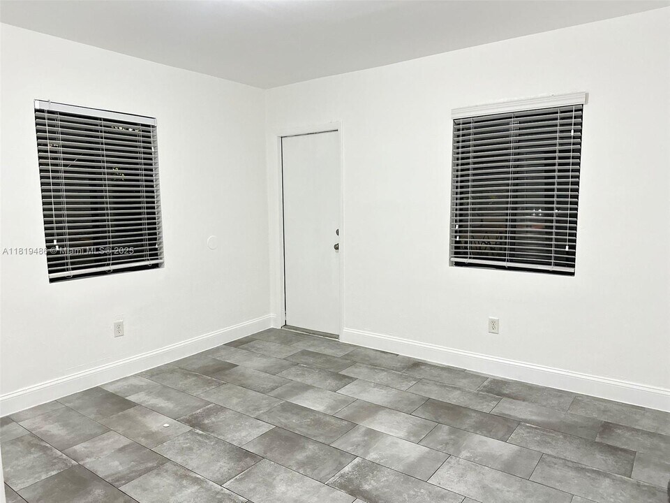 501 NW 30th St in Miami, FL - Building Photo