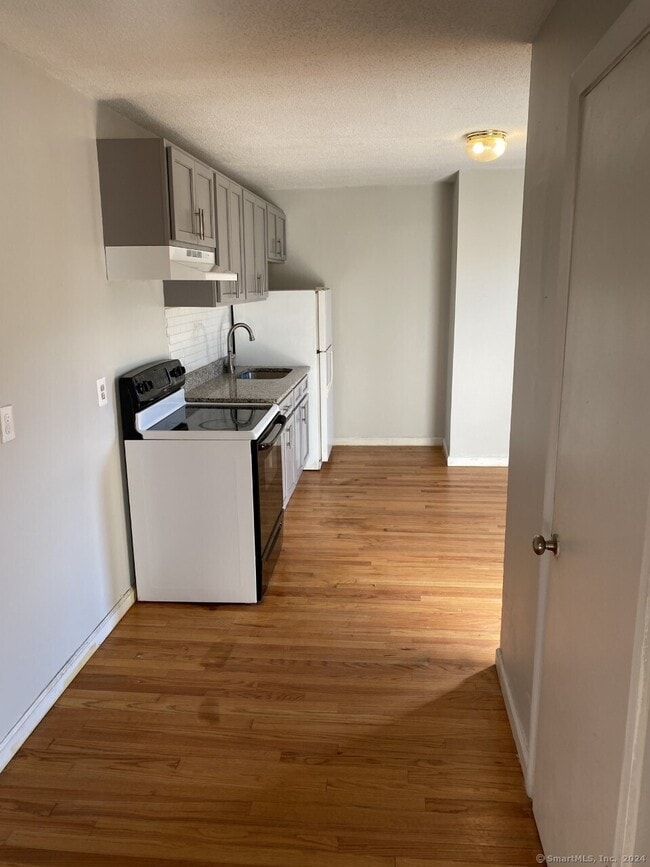 1 Divinity St in Bristol, CT - Building Photo - Building Photo