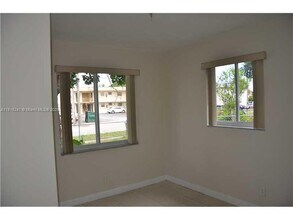 5720 SW 36th Ct in Davie, FL - Foto de edificio - Building Photo