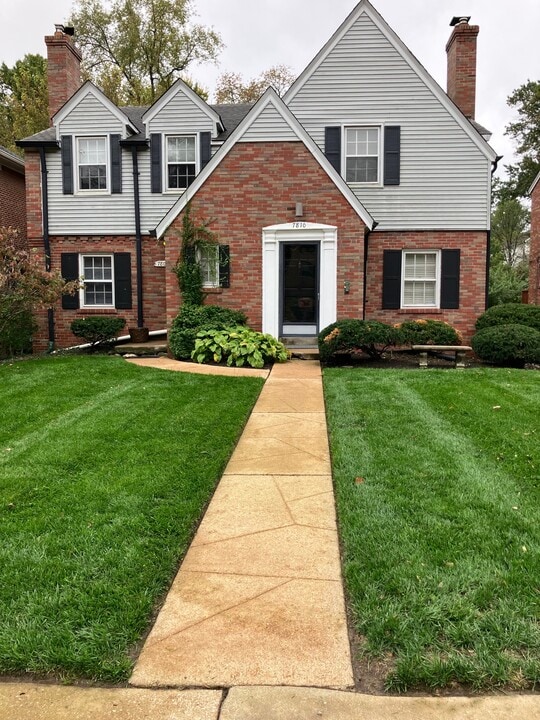 7808 Delmar Blvd, Unit 7808 in University City, MO - Foto de edificio