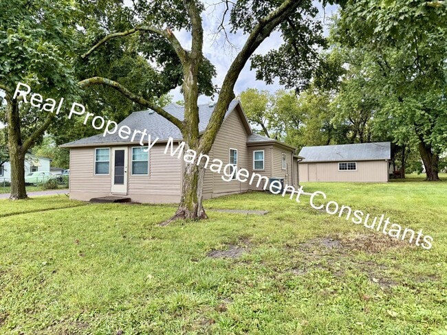 209 S Madison St in Spring Hill, KS - Building Photo - Building Photo