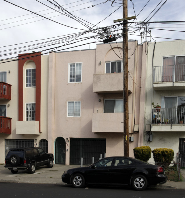 687 Villa St in Daly City, CA - Foto de edificio - Building Photo