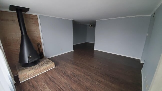 6135 Knoll Wood Rd, Unit 302 in Willowbrook, IL - Building Photo - Building Photo