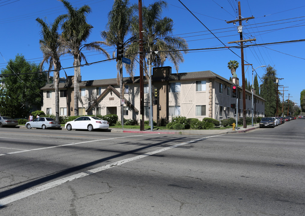 The Royal Garden Apartments in Van Nuys, CA - Building Photo