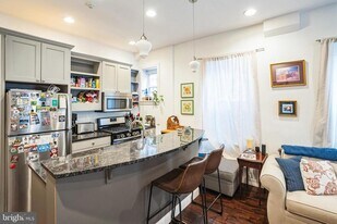 2124 Spruce St in Philadelphia, PA - Building Photo