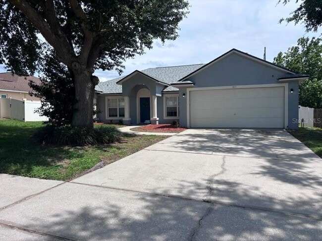 property at 1004 Chateau Cir