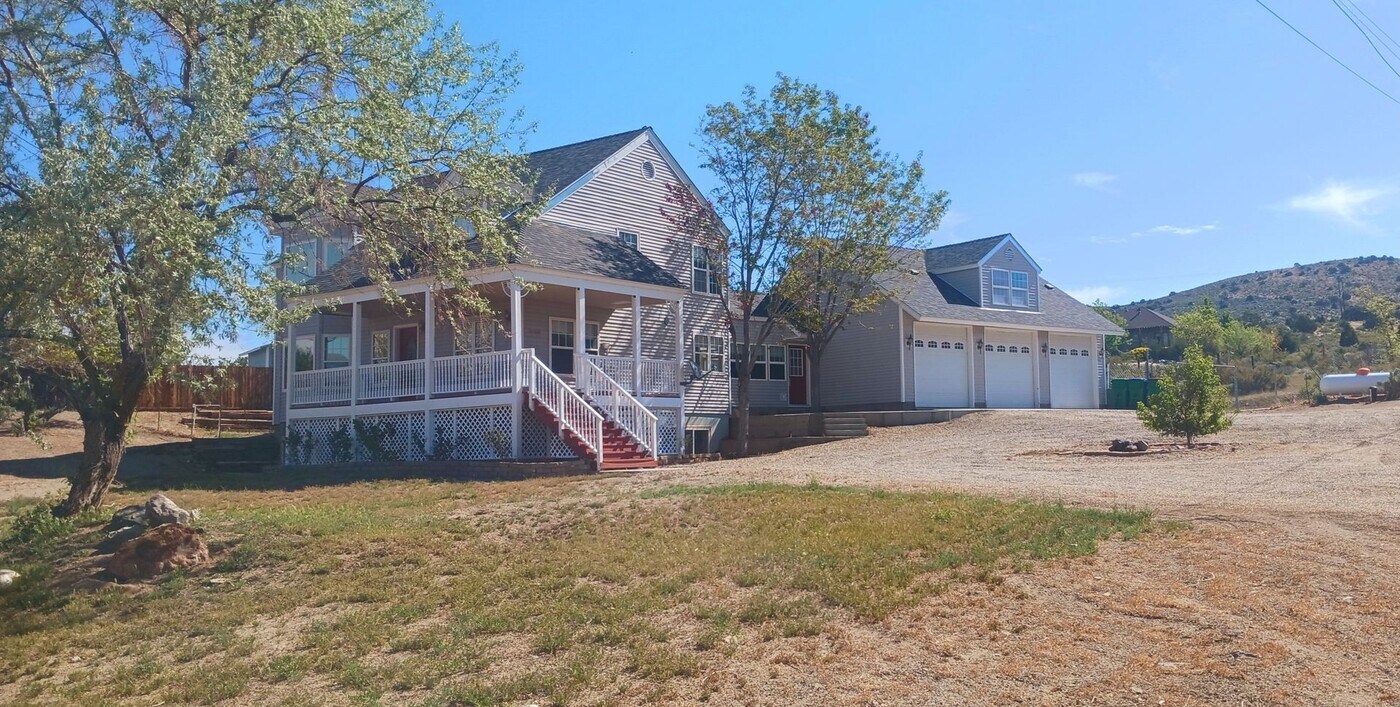 5960 Mallow Rd in Carson City, NV - Building Photo