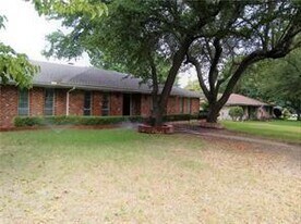 2410 Royal Acres Dr in Denton, TX - Building Photo