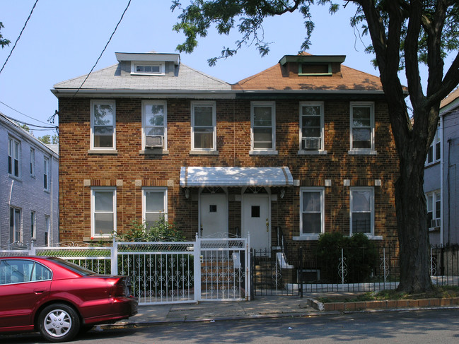 957 E 241st St in Bronx, NY - Foto de edificio - Building Photo