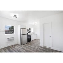 2424 NW 7th Ct in Miami, FL - Building Photo