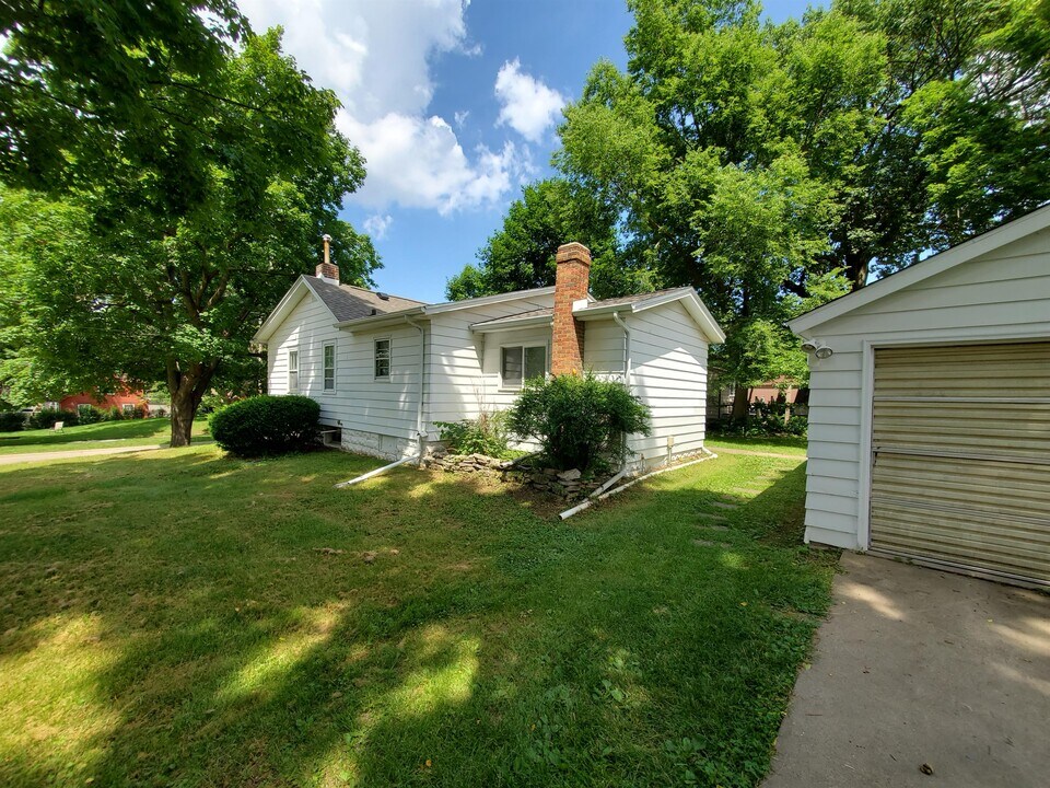 722 W 10th St in Cedar Falls, IA - Building Photo