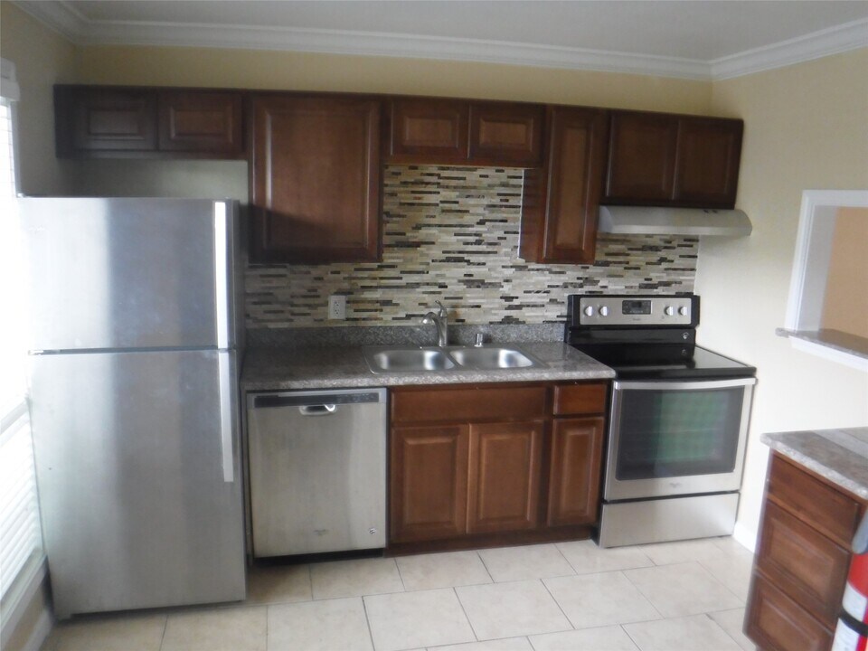 10110 Westview Dr in Houston, TX - Building Photo