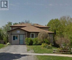 65 Hickling Trail in Barrie, ON - Building Photo