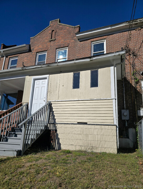 35 Ives St in Waterbury, CT - Building Photo