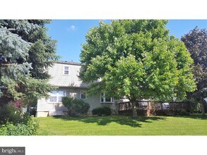 26 Dorchester Dr in Wyomissing, PA - Foto de edificio - Building Photo