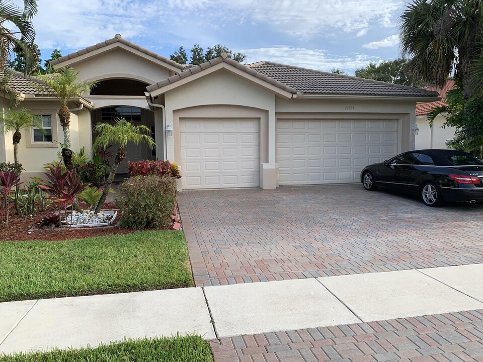 11889 Osprey Point Cir in Wellington, FL - Building Photo