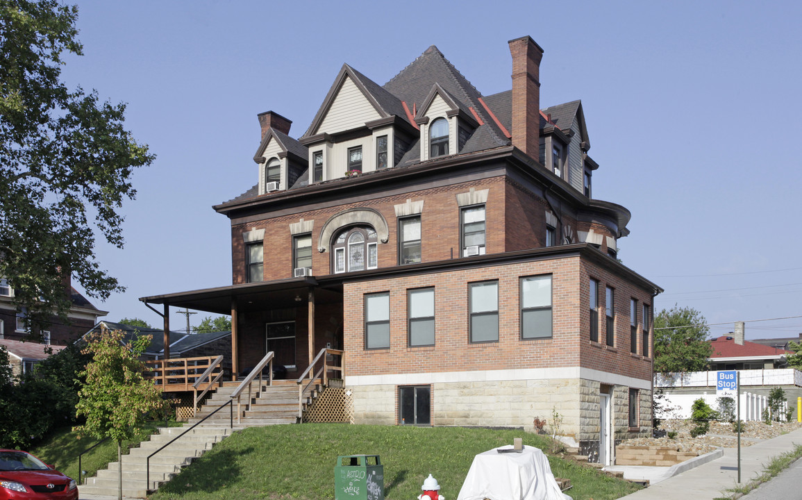 304 S Graham St in Pittsburgh, PA - Building Photo