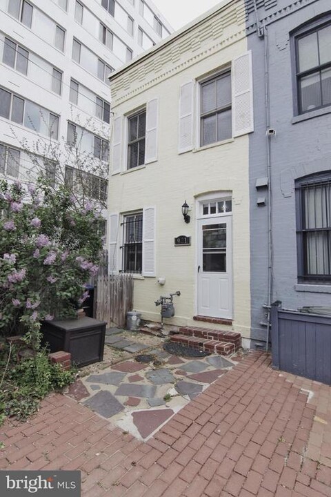 921 Hughes Mews NW in Washington, DC - Building Photo