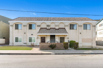 15917 Prairie Ave in Lawndale, CA - Foto de edificio - Building Photo