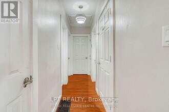 421 St Augustine Dr in Oakville, ON - Building Photo - Building Photo