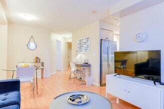 205 Queen St W in Toronto, ON - Building Photo - Building Photo