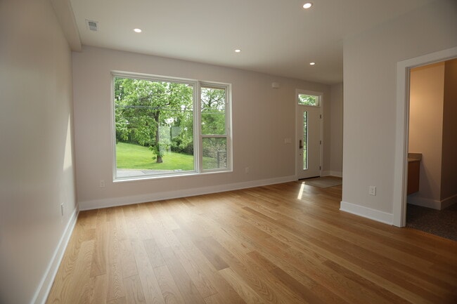 211 Sunset Rd in Ann Arbor, MI - Foto de edificio - Building Photo