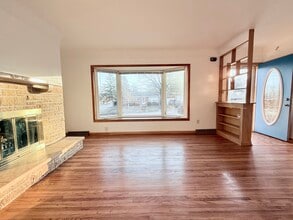 402 Beverly Hills St in Waterloo, IA - Building Photo - Building Photo