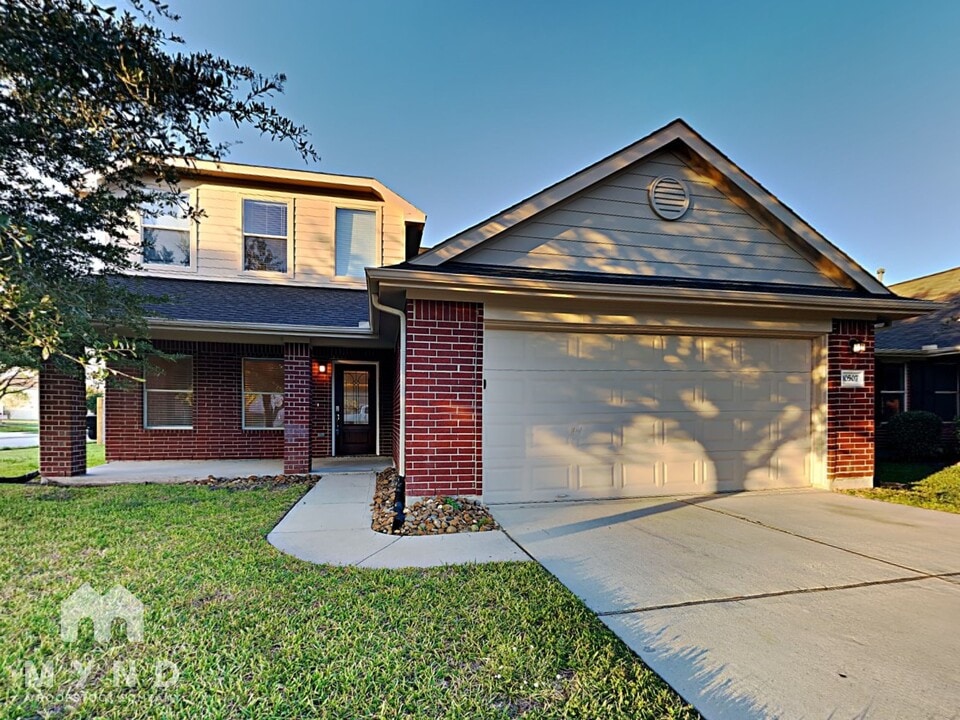 10507 Scenic Cove Ct in Humble, TX - Building Photo