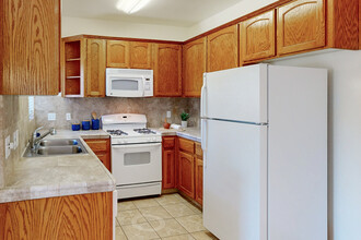 Cameron Crossing Apartments in Visalia, CA - Building Photo - Interior Photo