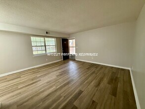 985 NW Colbern Rd in Lee's Summit, MO - Building Photo - Building Photo