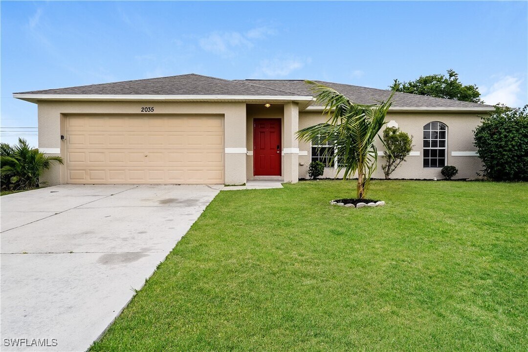 2035 NE 8th Pl in Cape Coral, FL - Building Photo