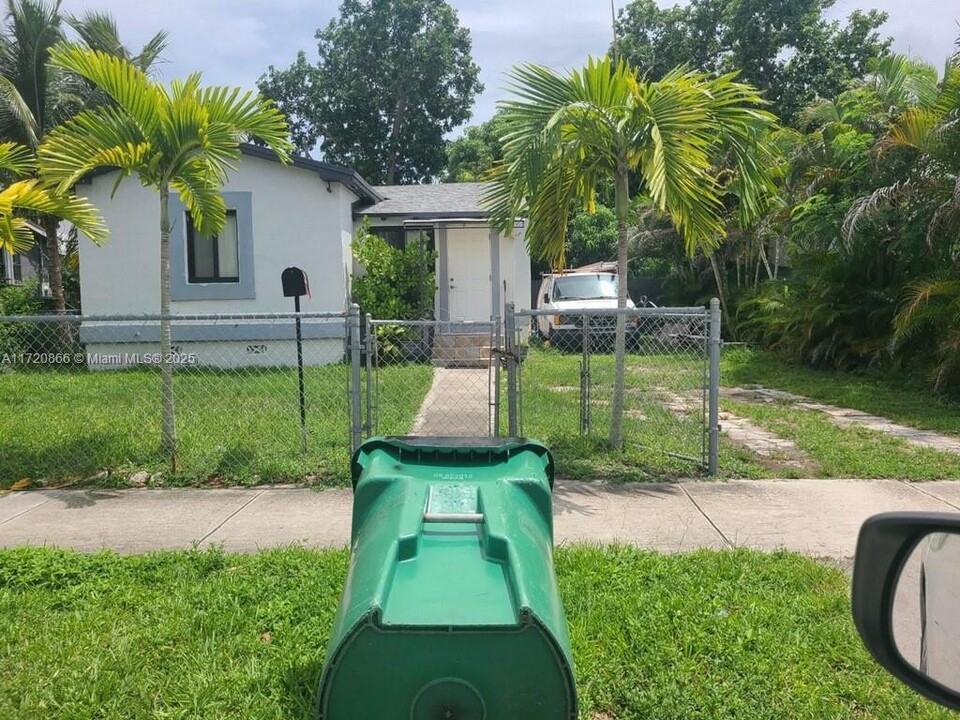 1736 NW 53rd St in Miami, FL - Building Photo