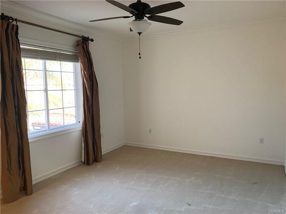 44 Whitford in Irvine, CA - Building Photo