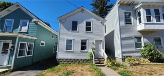 131 W Schuyler St in Oswego, NY - Building Photo