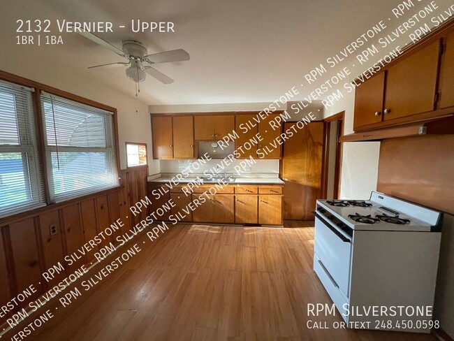 2132 Vernier Rd-Unit -Upper in Grosse Pointe Woods, MI - Building Photo - Building Photo