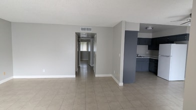 815 N Peach Ave, Unit 210 in Fresno, CA - Building Photo - Building Photo