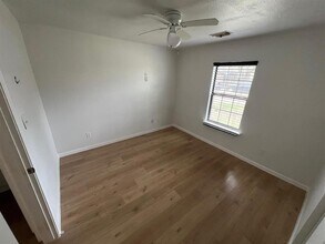 3907 Cinnamon Cove Dr in Dickinson, TX - Building Photo - Building Photo