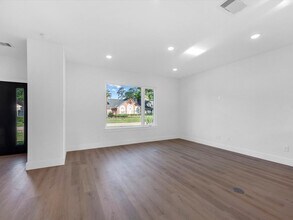 10732 Twin Oak Dr in Conroe, TX - Building Photo - Building Photo