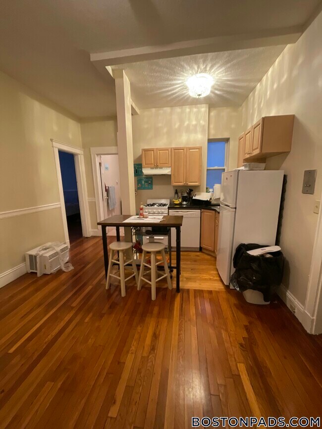 1197 Commonwealth Ave in Boston, MA - Building Photo - Building Photo