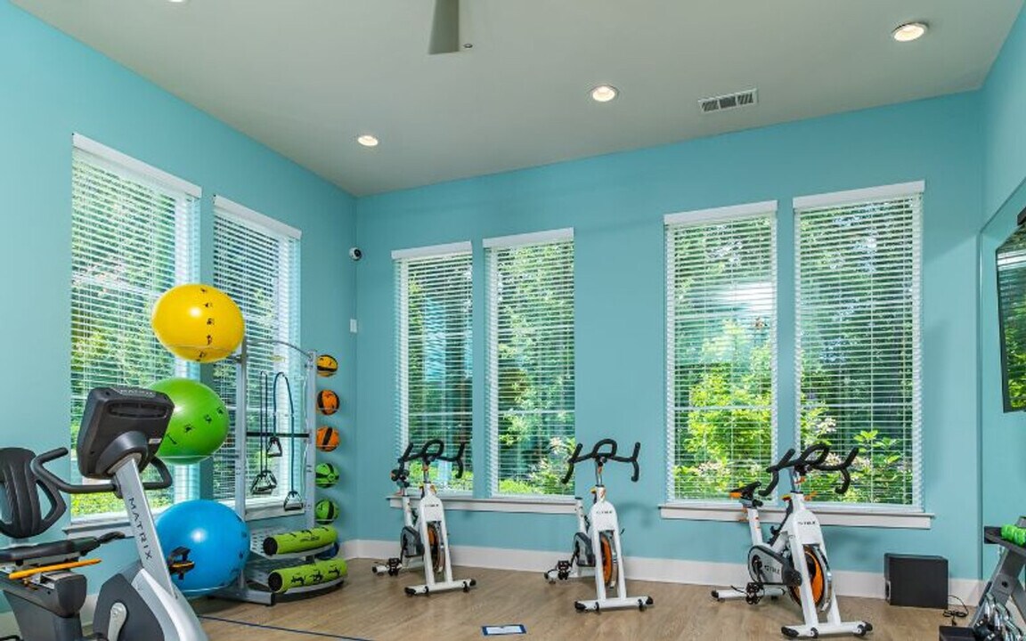 15 Technology Pkwy S in Norcross, GA - Building Photo