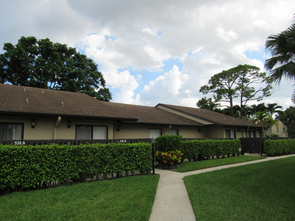 538 Shady Pine Way in Greenacres, FL - Building Photo