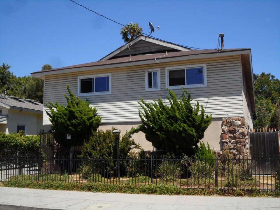 2412 S Shenandoah St in Los Angeles, CA - Building Photo