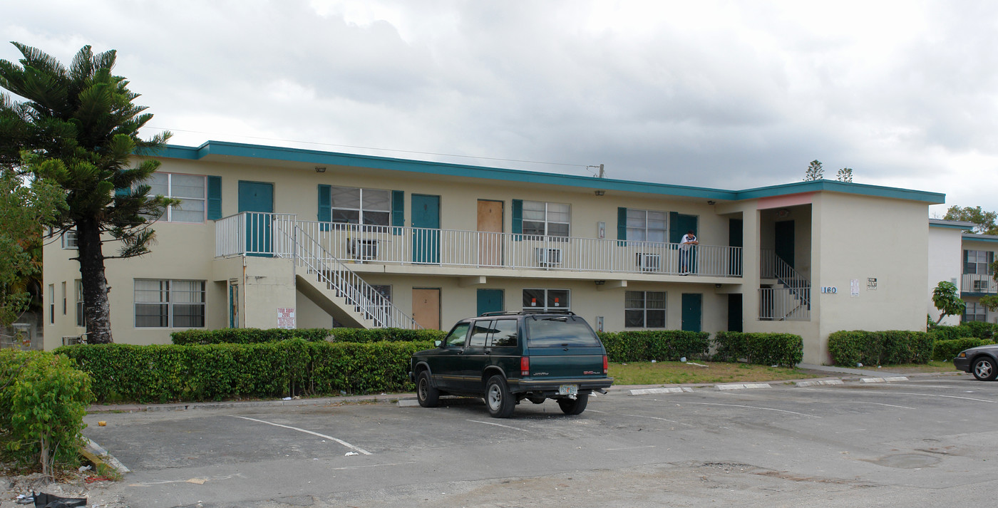 160 SW 8th St in Pompano Beach, FL - Building Photo