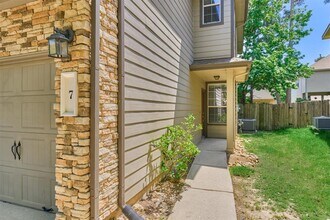 7 Wickerdale Pl in The Woodlands, TX - Foto de edificio - Building Photo