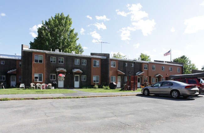 La Rose Gardens in Glens Falls, NY - Foto de edificio - Building Photo